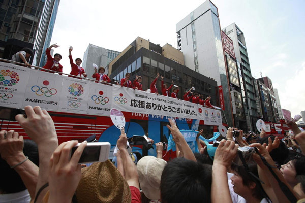 Japan's Olympic medallists brought downtown Tokyo to a standstill on Monday in an open-top bus victory parade witnessed by around 500,000 flag and fan-waving supporters. First Olympic parade brings Tokyo to standstill