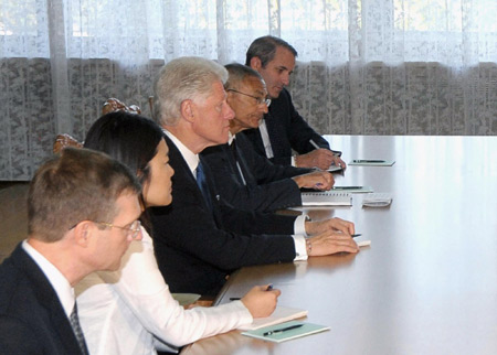 Clinton meets Kim Jong-il: Yonhap