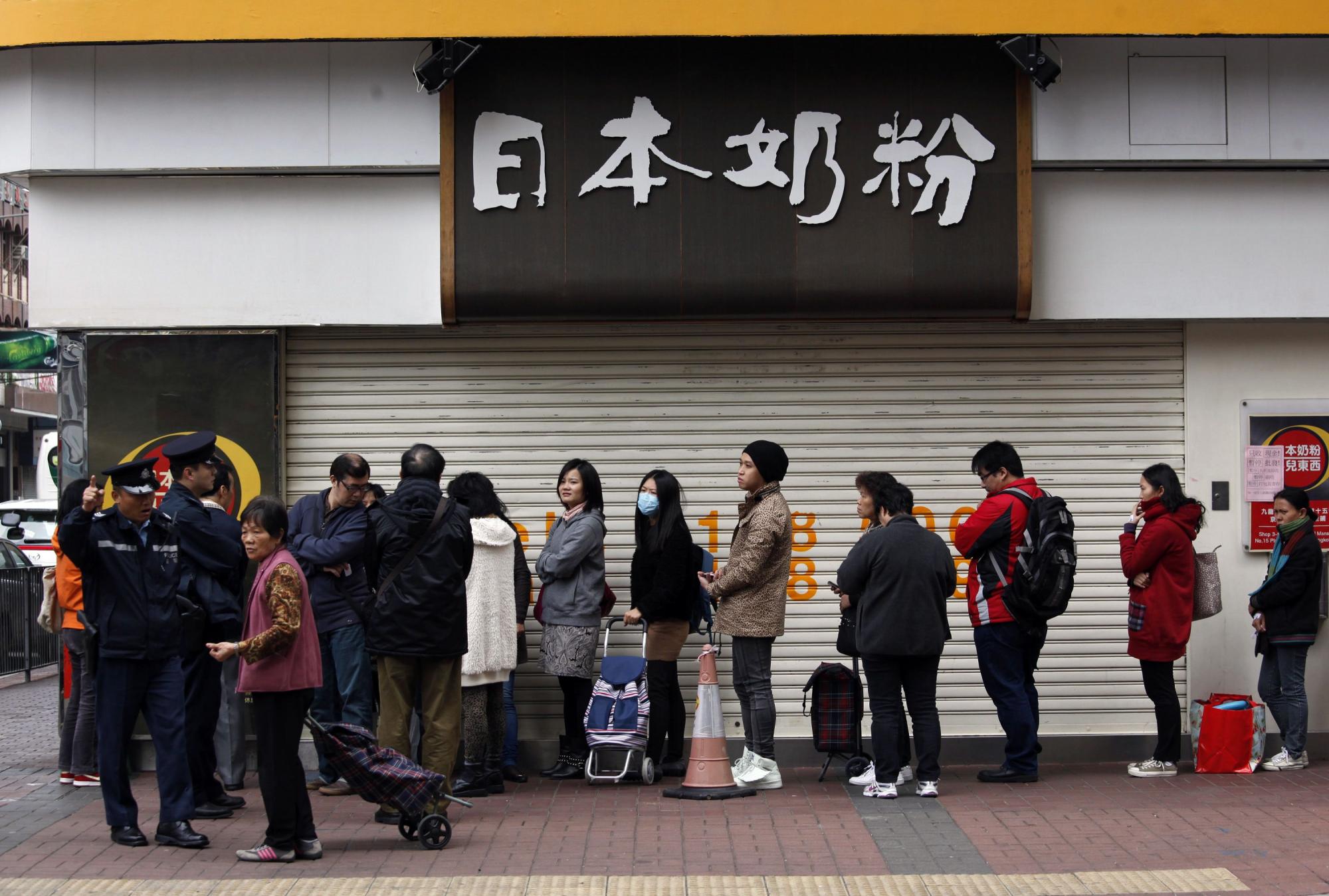 HK people line up for Japanese milk powder