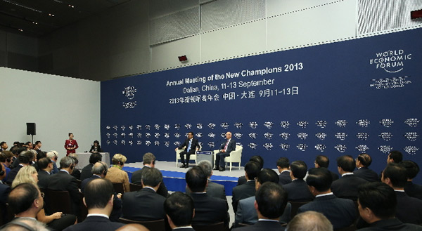 Premier Li meets entrepreneurs, answers questions