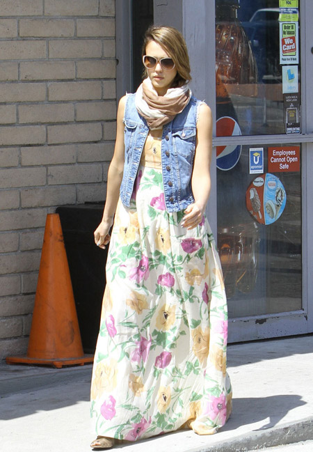 Jessica Alba takes daughter out to play