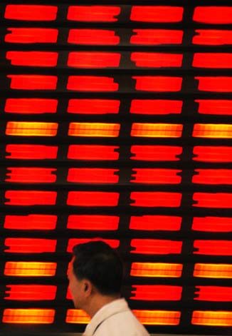A stock investor looks at an electronic board showing stock information at a stock trading company in Shanghai, May 12, 2006. The benchmark Shanghai composite index closed at 1602 points, its highest level in almost two years. [Newsphoto]