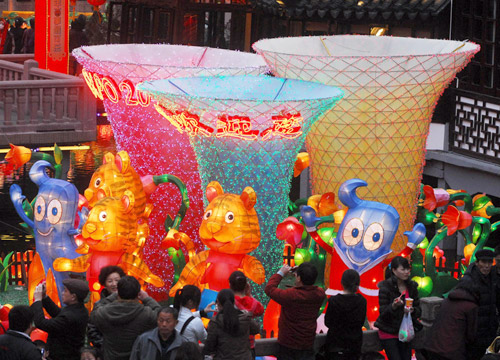 Expo-themed lanterns light up in Shanghai