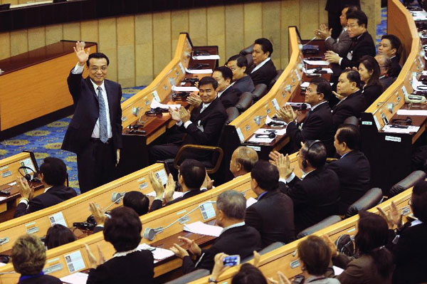 Premier Li Keqiang delivers a speech at the Thai parliament in Bangkok, Thailand, Oct 11, 2013. Premier Li makes four-point proposal to upgrade ties with Thailand