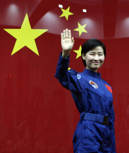 China's first female astronaut meets media