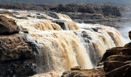 Hukou waterfall reopened to the public