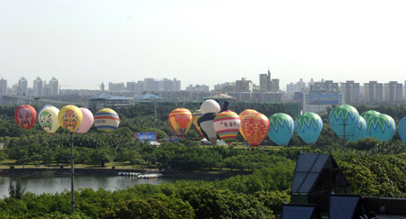 Hot balloon festival held in Hainan
