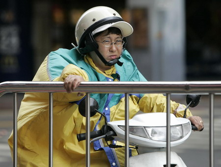 Taiwanese brace for typhoon Morakot