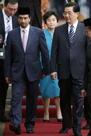 Hu meets with Malaysia's Supreme Head of State