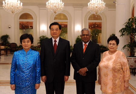 Chinese, Singaporean presidents meet on bilateral ties