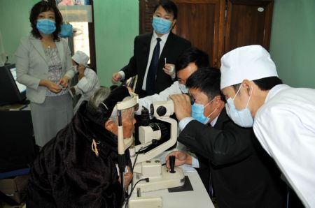 Chinese doctors provide free eye surgery in Vietnam