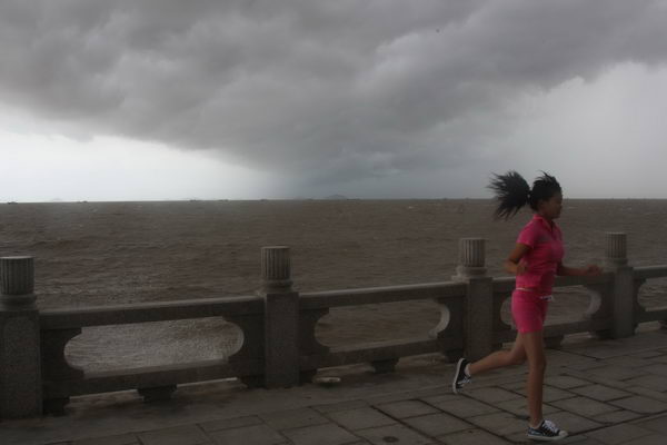Typhoon Chanthu lands on South China