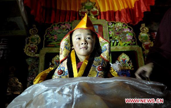 Sixth Living Buddha Dezhub enthroned in Tibet