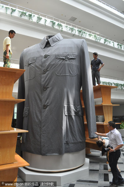 Massive Mao suit marks Xinhai Revolution centennial