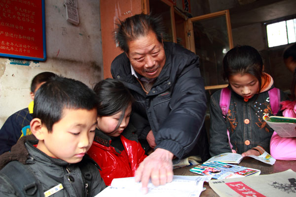 Liu Mulei talks to pupils in his free library near the Tangdong Primary School in Wanfu town, East China's Jiangxi province. Wang Qingyun / China Daily Free library opens door to knowledge