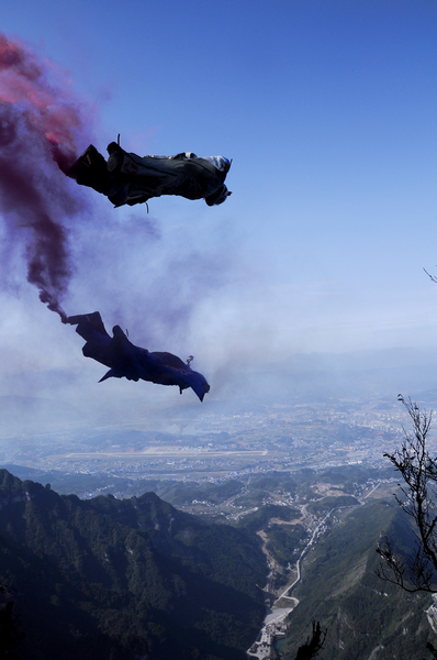 A bird? A plane? No, a Wingsuit champion