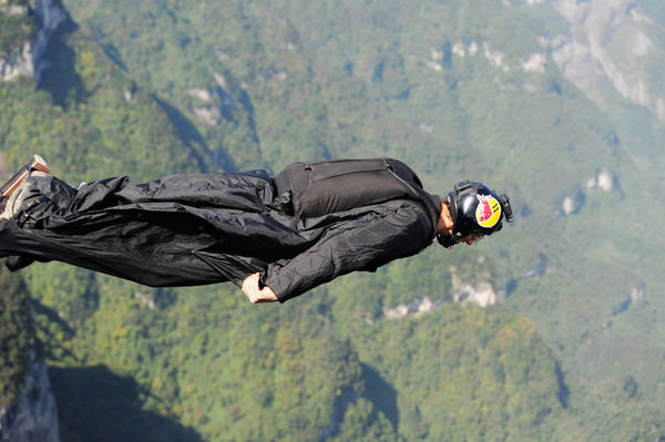 A bird? A plane? No, a Wingsuit champion
