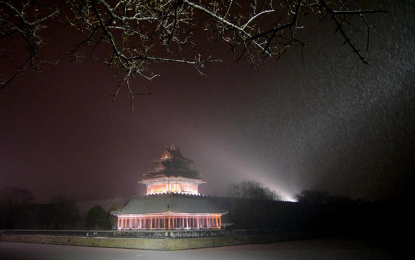 Heavy snow hits N China, closing roads