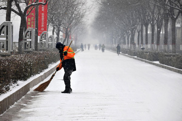 Heavy snow hits N China, closing roads
