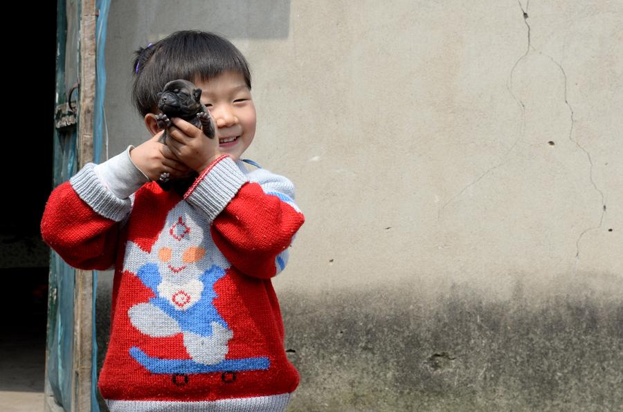 Girl, 5, helps disabled parents around the house