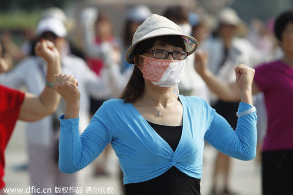 2,000 perform square dance in sizzling heat