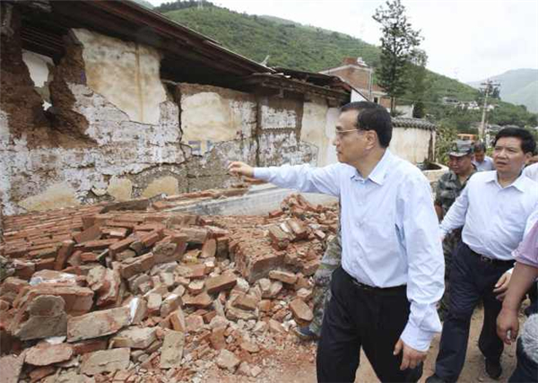 Premier Li visits Yunnan quake site