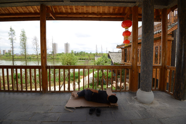 Migrant workers' afternoon nap