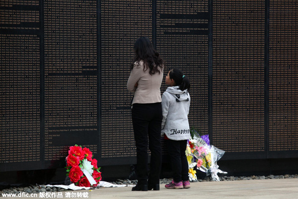Chinese honor war heroes on Tomb Sweeping Day