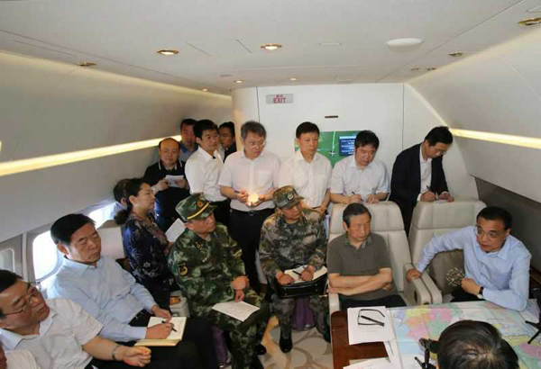 Premier discusses rescue plans on flight to scene