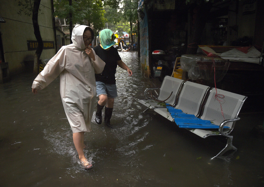 Typhoon Chan-Hom lands on E China, disrupts normal life
