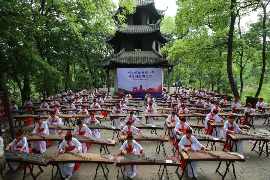 Teenagers play Chinese instrument Zheng in Hubei