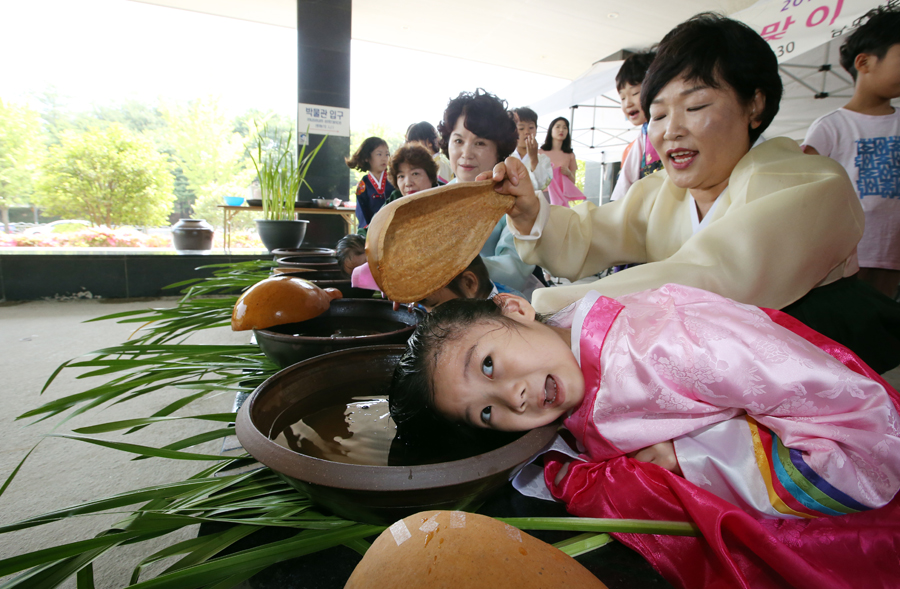 Dragon Boat Festival's colorful customs