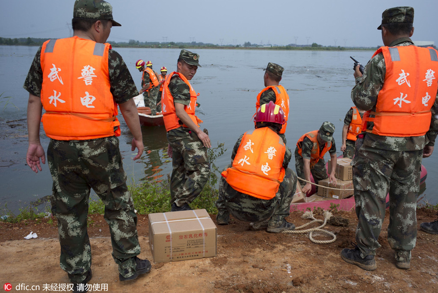 Hubei blows up dike to disperse floodwater
