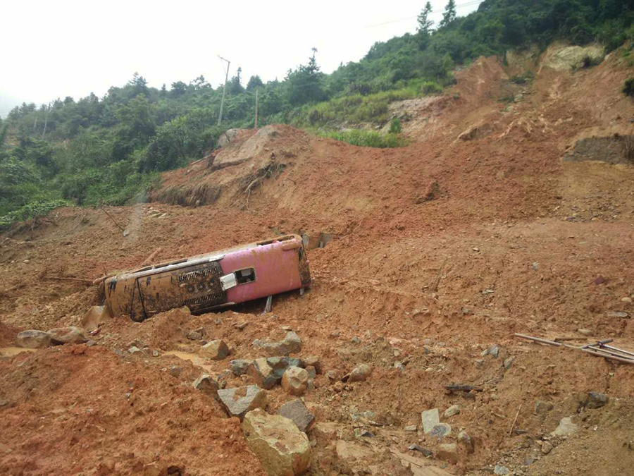Landslide buries bus in East China