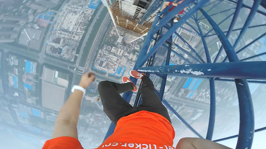 Daredevil couple scales China's tallest construction site