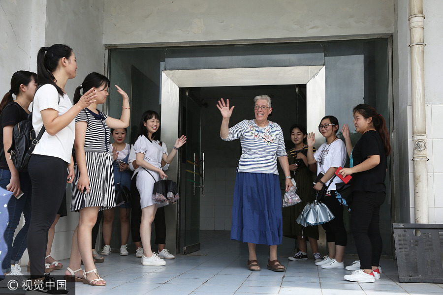 Hard to say goodbye: Retired foreign teacher donates living room library