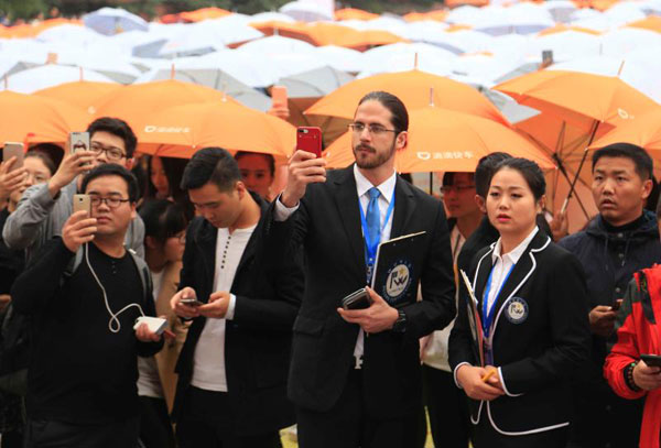 Record-setting human QR code created in Zhengzhou