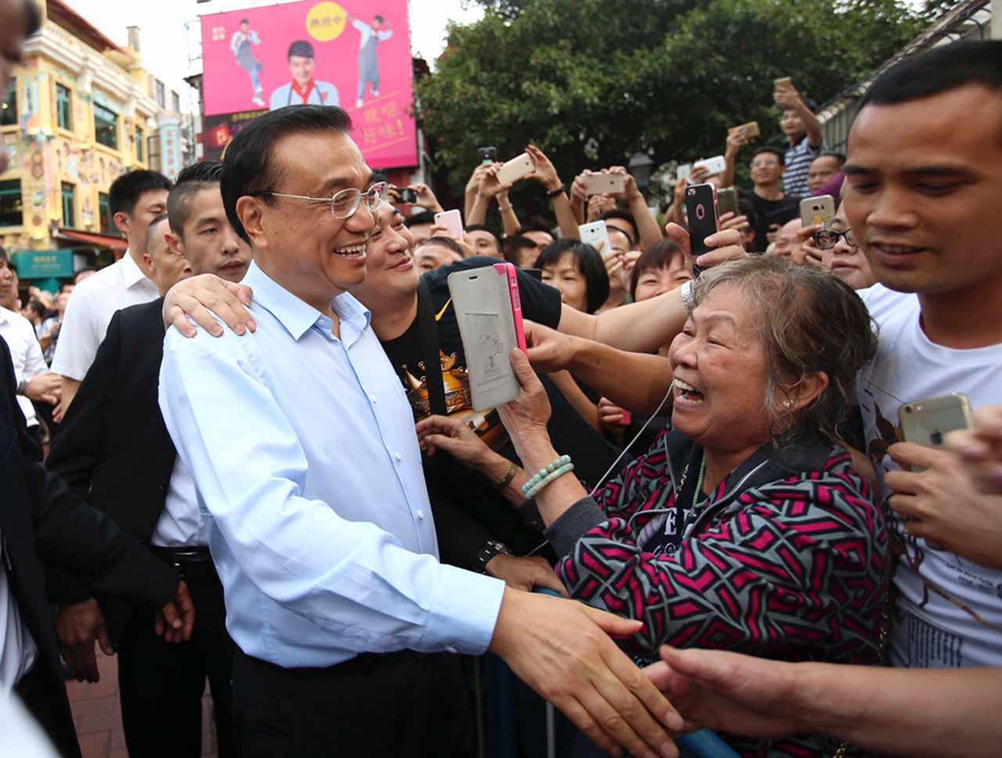 Premier Li stops for Macao foods, landmarks