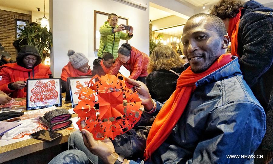 Pékin : des étrangers participent à des activités à l'approche de la Fête du printemps