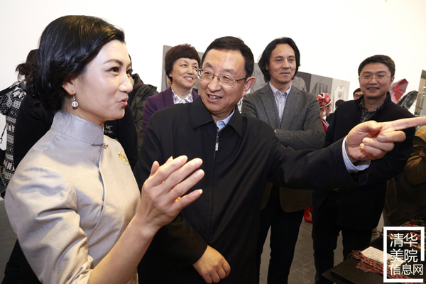 文化部部長雒樹剛在參觀非遺“研培計劃”試點成果匯報展時指出讓優(yōu)秀傳統(tǒng)文化傳出去、活起來