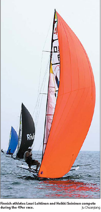 Fans and tourists flock to Regatta