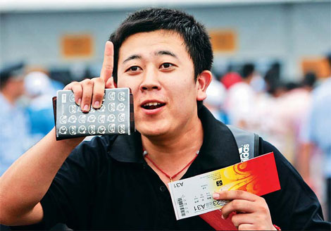 Beijingers brave heat to bag tickets