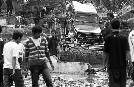 'Small tsunami' kills 52 in dam break