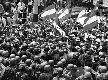 Zelaya's homecoming botched, Honduras in chaos