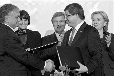 From witness, Clinton turns saviour