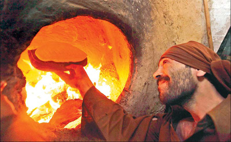 Bin Laden 'still spends time in Afghanistan'