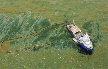 US well leaking oil in Gulf