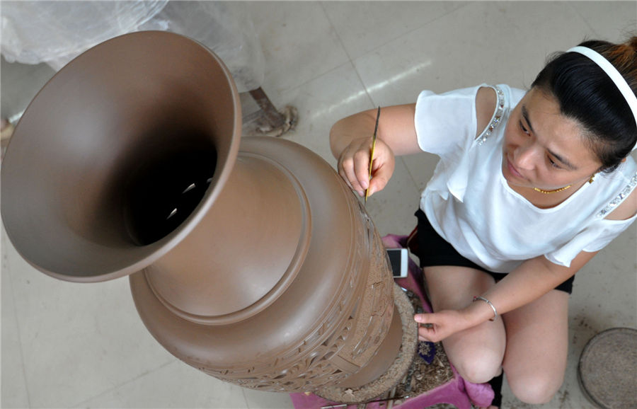 Black pottery art shines in Guantao