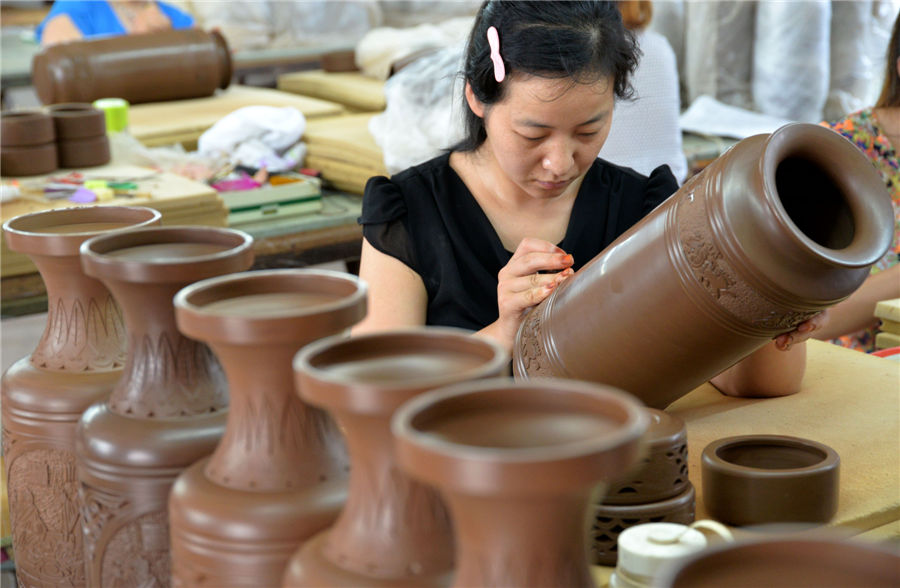 Black pottery art shines in Guantao
