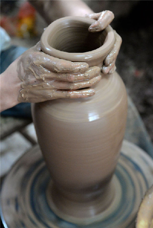 Black pottery art shines in Guantao